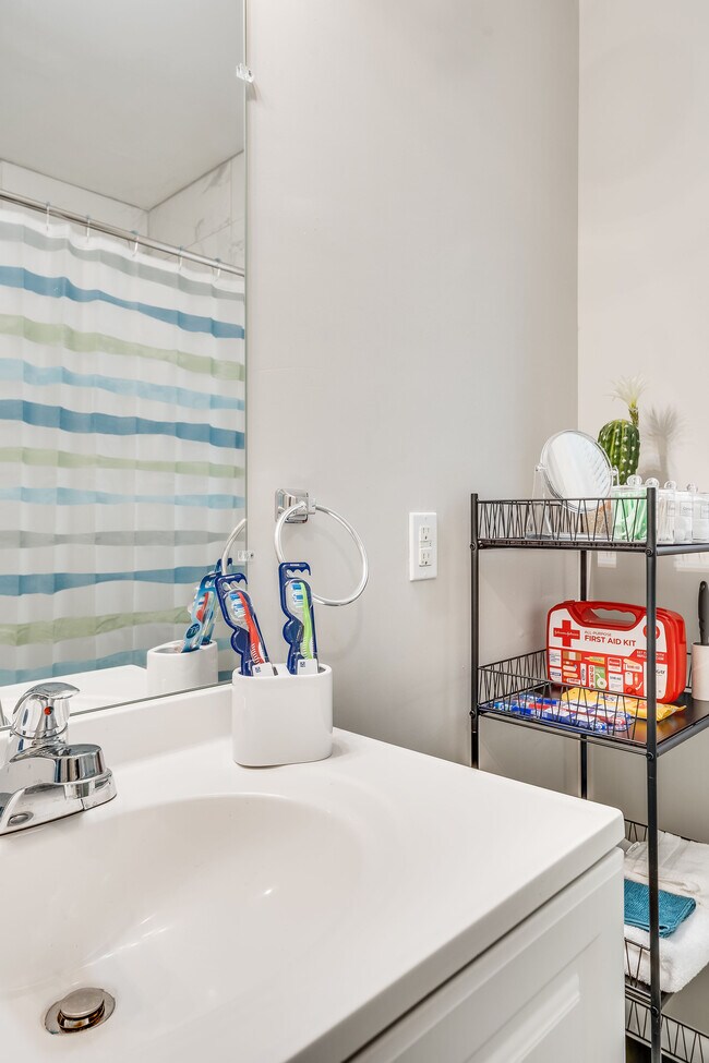 Building Photo - 2265 Columbia Dr