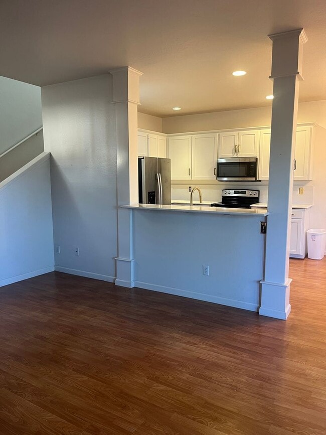 Building Photo - 2 Bedroom 2.5 Bath House