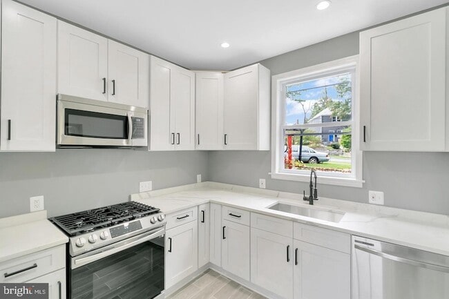 Building Photo - 6005 New Hampshire Ave NE