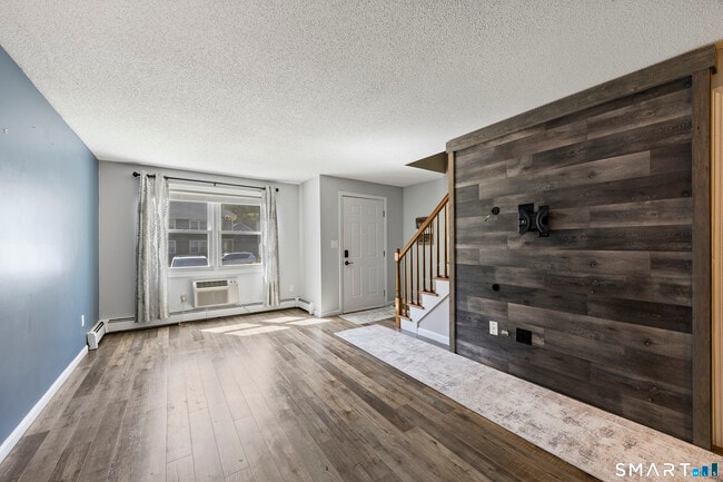 Building Photo - 135 Fairway Dr