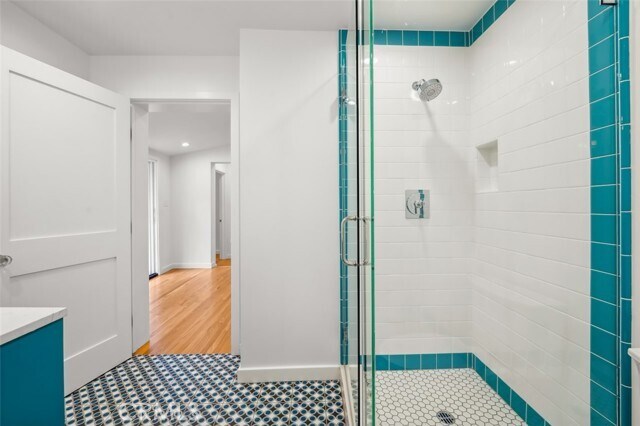 Building Photo - 2549 Beachwood Dr