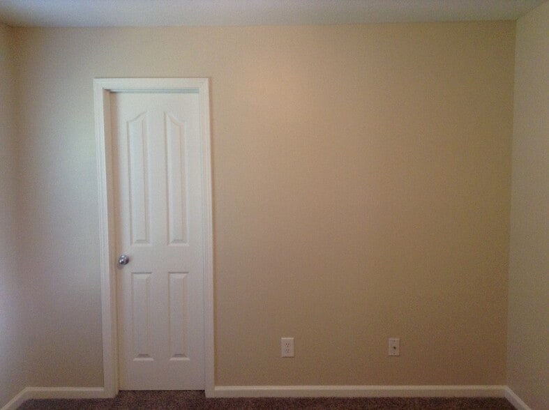 Building Photo - 1919 Sunset Village Dr