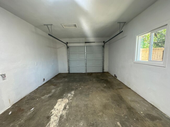 Building Photo - 1404 Grape Ave
