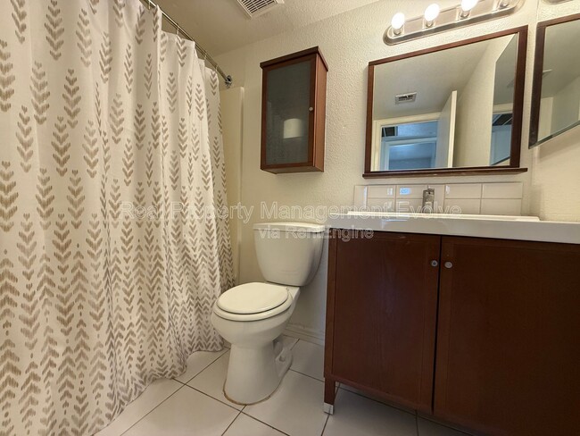 Building Photo - 2146 E 10th St