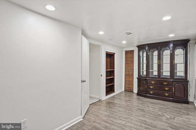 Building Photo - 9086 Brook Ford Rd