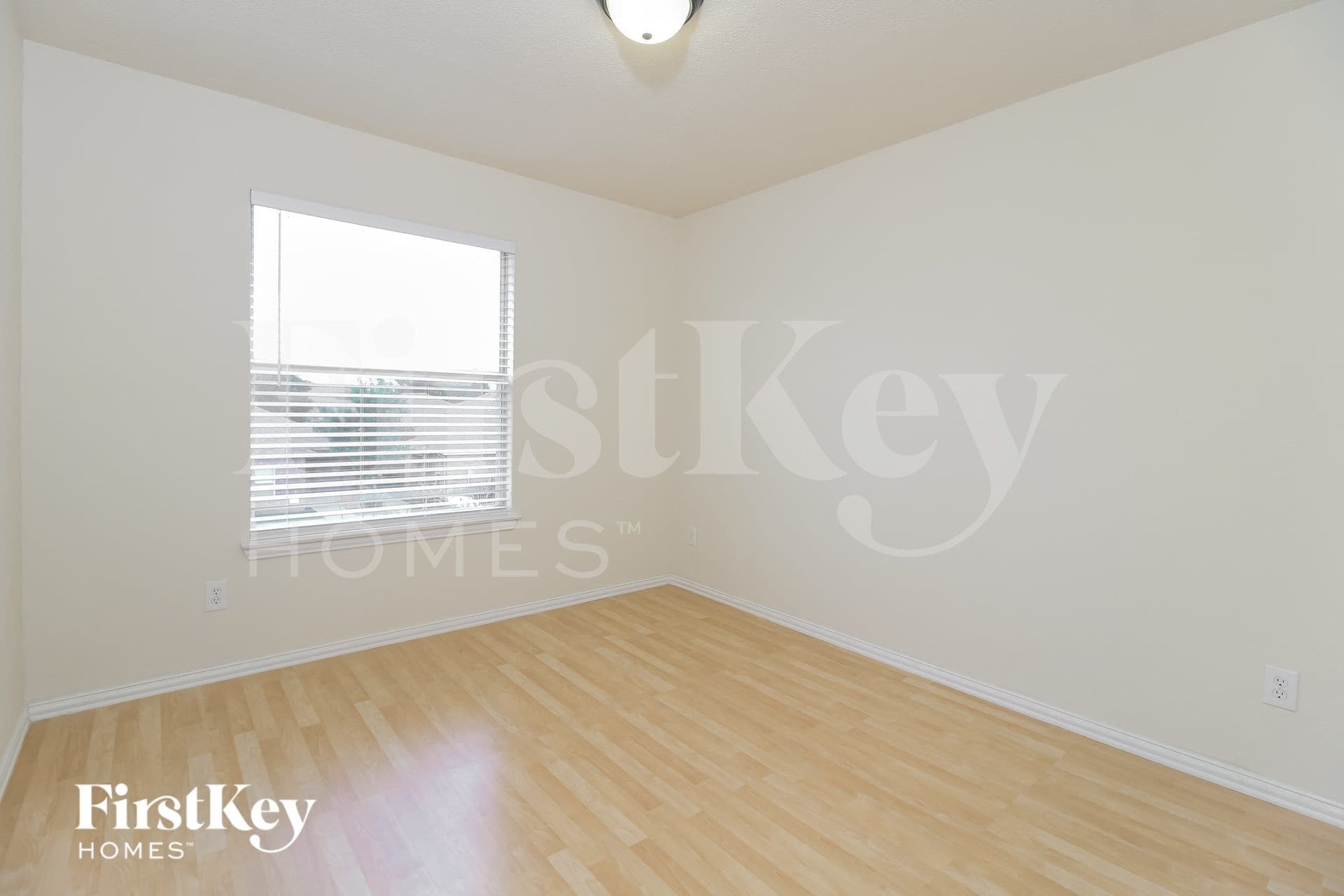 Building Photo - 1055 Waterview Dr