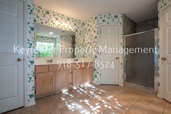 Building Photo - Charming 3 bedroom home with cozy fireplace and 2 car garage!! Price drop!