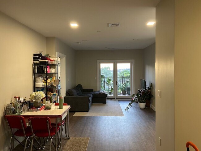 Building Photo - Luxury Condo Style 2 Bed plus, 2 Bath Apartment!