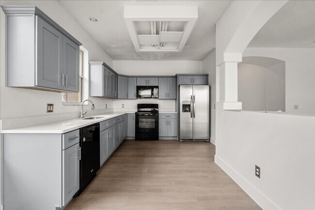 Building Photo - Stunning 4-Bedroom Lakefront Pool Home in ...