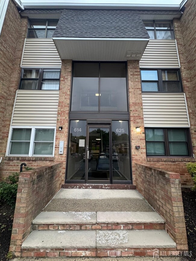 Building Photo - 614 Sharon Garden Ct