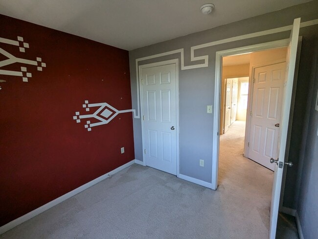 Building Photo - 3 Level End Unit townhouse available mid O...