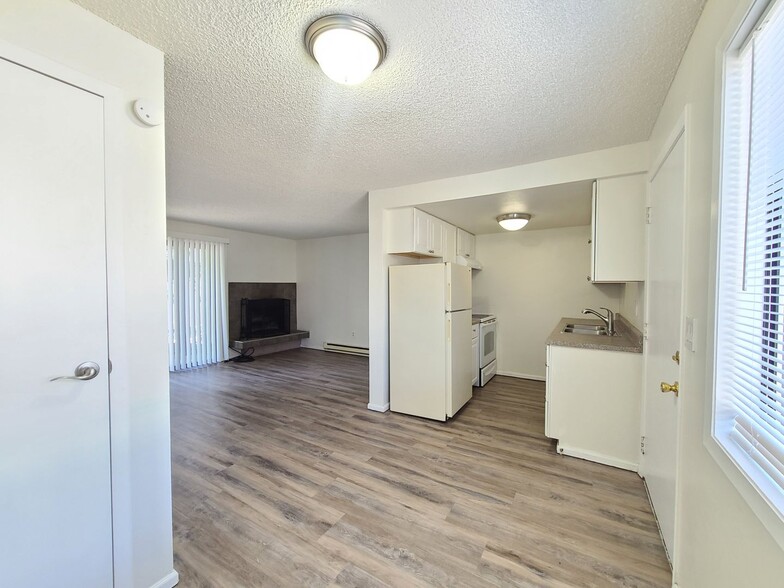 Building Photo - 2121 E Upriver Dr