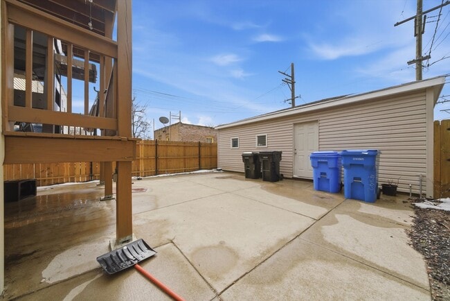 Building Photo - 4742 N Sawyer Ave