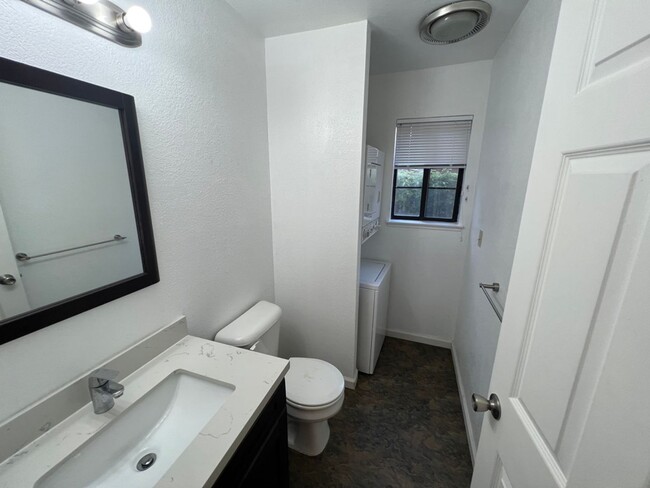 Building Photo - Spacious 2 bed 2.5 bath townhouse close to...