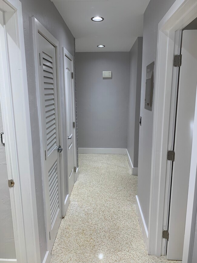 Building Photo - 10790 SW 88th Ave