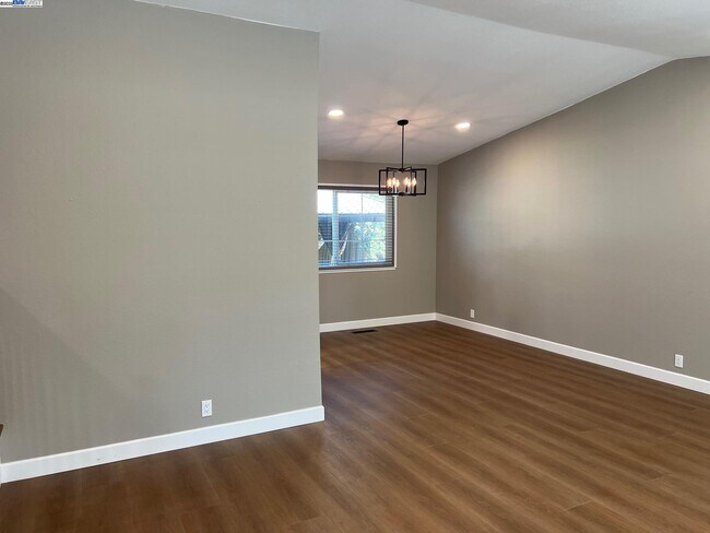 Building Photo - 4919 Mohr Ave