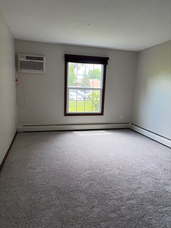 Building Photo - Spacious 2-Bedroom/1.5 Bathroom Condo