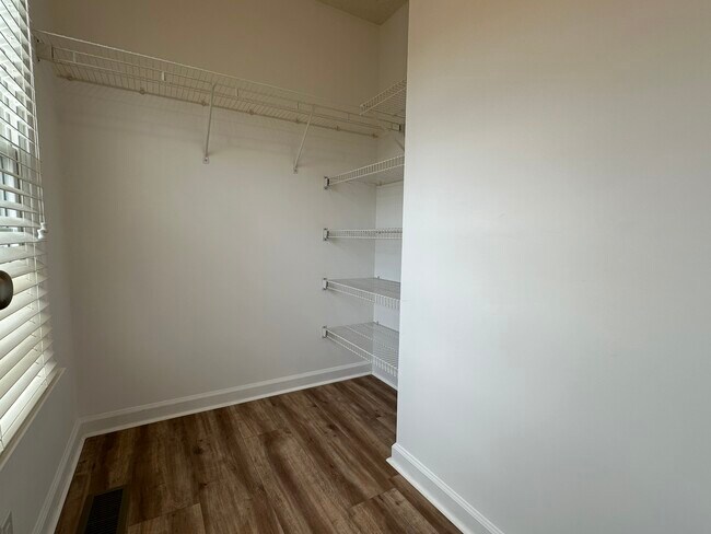 Building Photo - 328 Brookside Ct