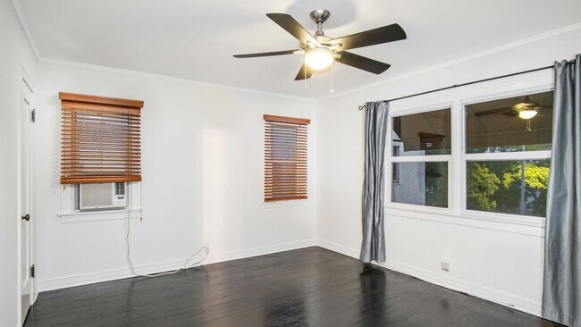 Building Photo - Spacious 3Bed/2Bath with Private Balcony A...