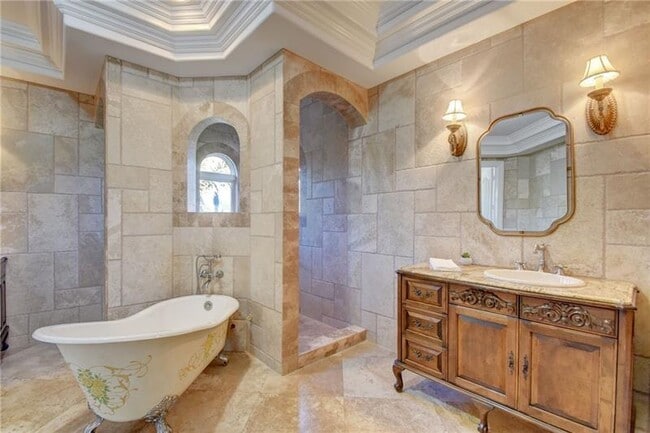 Building Photo - 1320 S Lakeside Dr