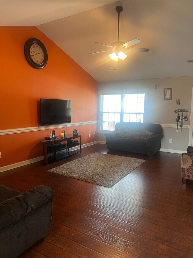 Building Photo - Four Bedroom Two Bath House