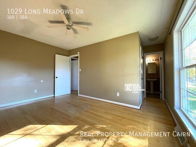 Building Photo - Spacious 3 Bedroom 2.5 Bath Split Level Home