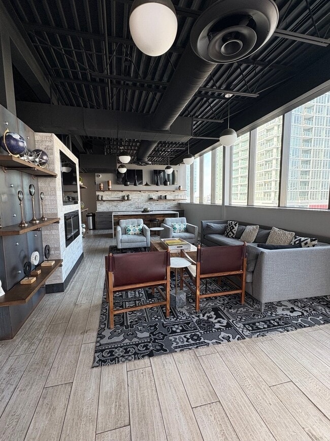 Building Photo - 650 W Wayman St