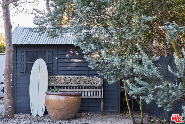 Building Photo - 6715 Fernhill Dr