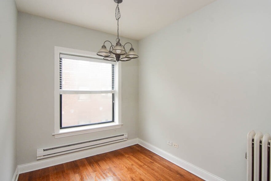 Building Photo - 722 W Addison St