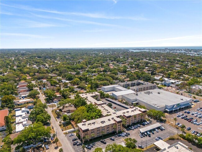 Building Photo - 2525 W Bay Dr