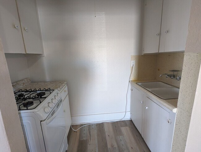 Building Photo - $1250 - 2 Bedroom 1 Bath Apartment - Heart of the City!