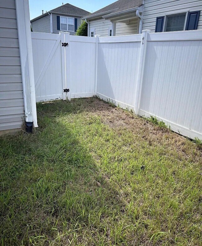 Building Photo - 8662 Meadowmont View Dr