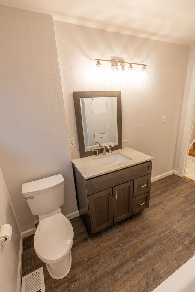 Building Photo - Large updated home in San Mateo Village!