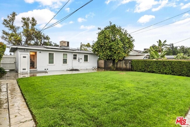 Building Photo - 18148 Hartland St