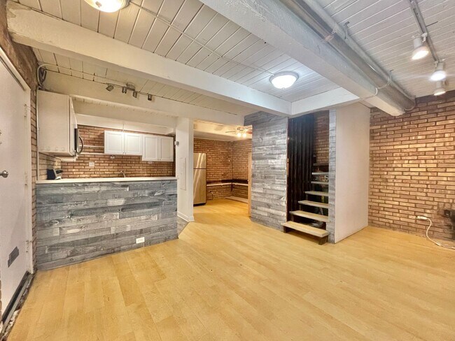 Building Photo - 806 S Loomis St