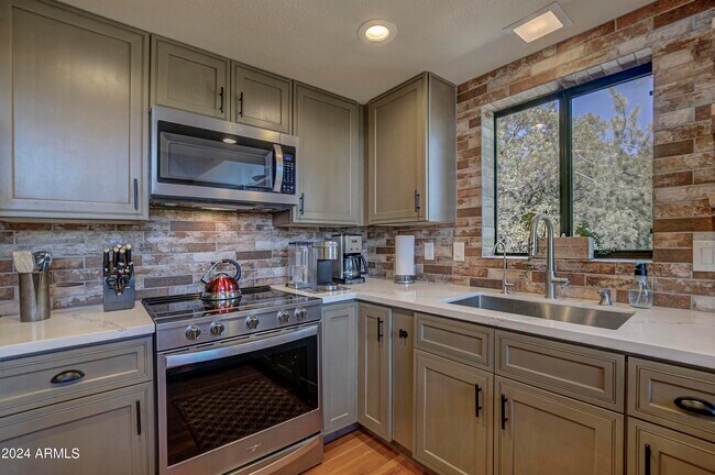 Building Photo - 6823 Fara Dr