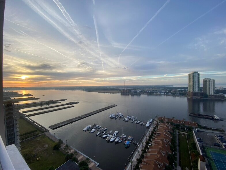 Building Photo - 400 E Bay St