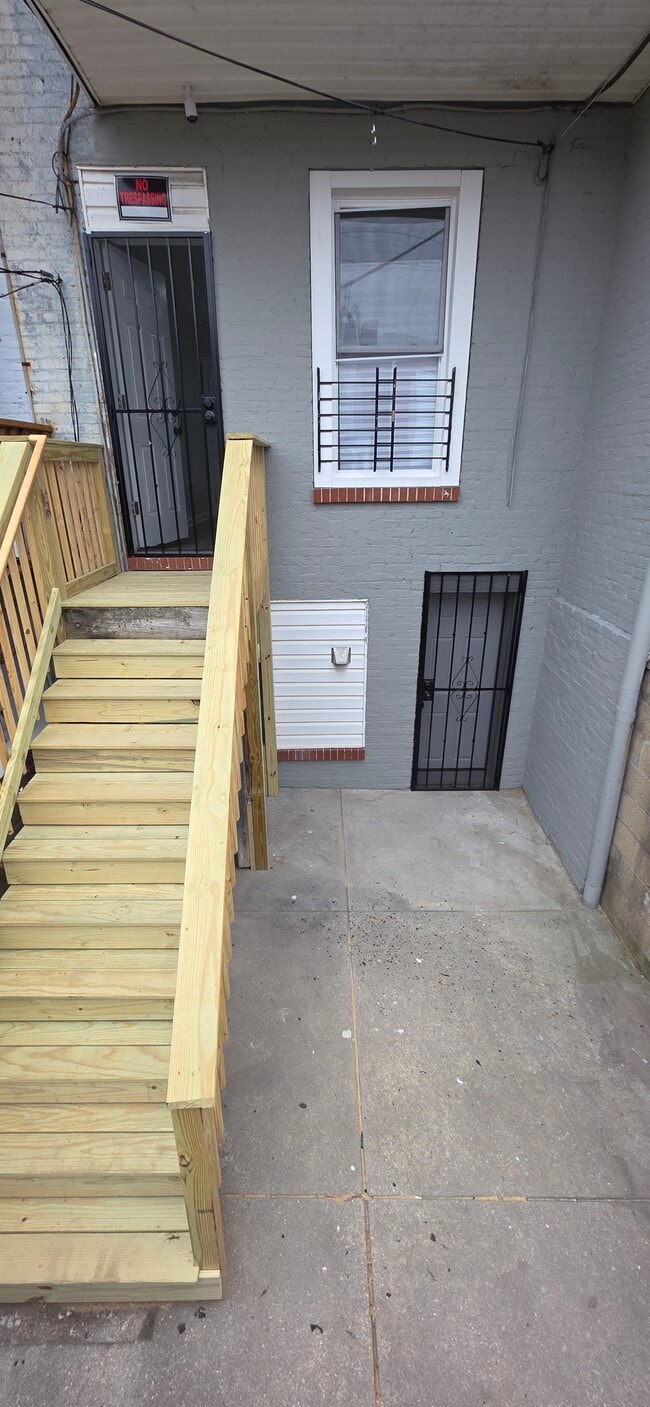 Building Photo - 502 N Curley St