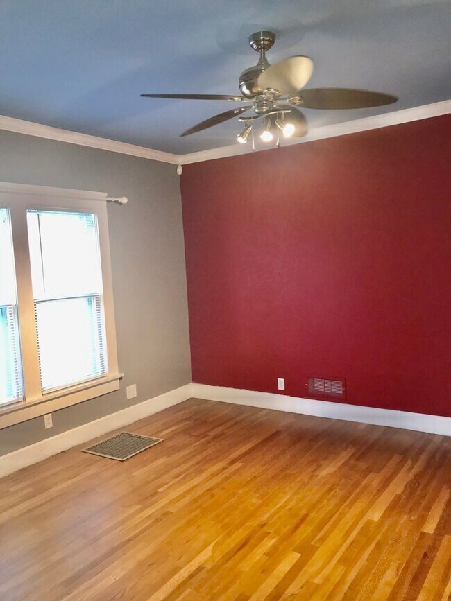 Building Photo - 4 Bedroom, 2 Bath in Sunset Terrace!