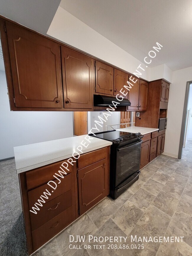 Building Photo - 16425 Farmway Rd