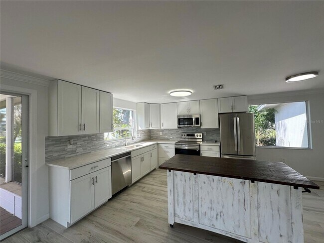 Building Photo - 812 Bayview Dr