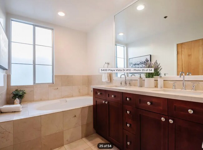 Building Photo - 5400 Playa Vista Dr