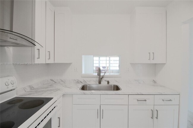 Building Photo - 5031 W Oakland Park Blvd