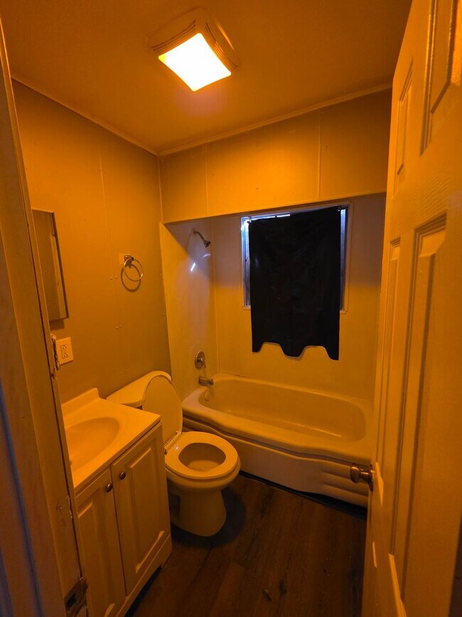 Building Photo - Nice 3 bed 1 bath