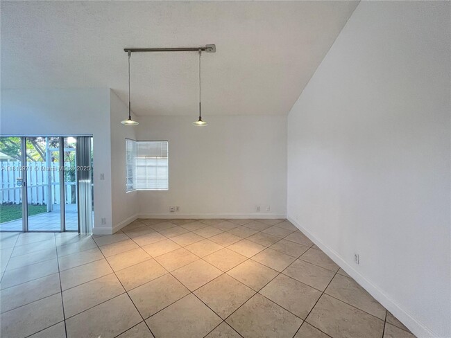 Building Photo - 465 Somerset Way
