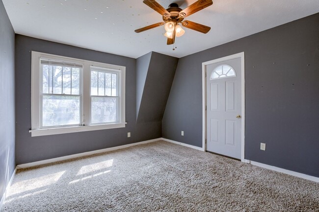 Building Photo - 3Bed 2Bath with 3 Stall Garage!