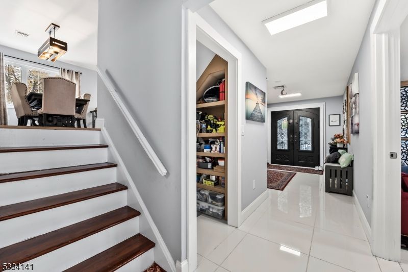 Building Photo - 231 Starmond Ave