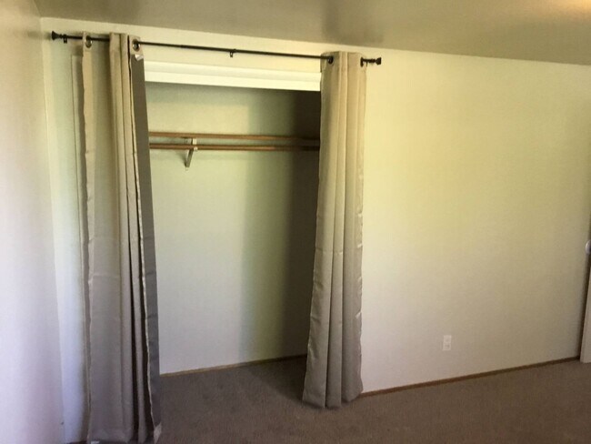 Building Photo - 5 Bedroom House in Southeast Eugene