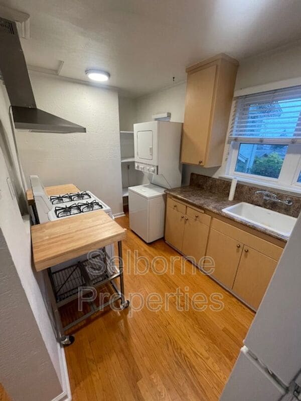 Building Photo - 624 Valle Vista Ave