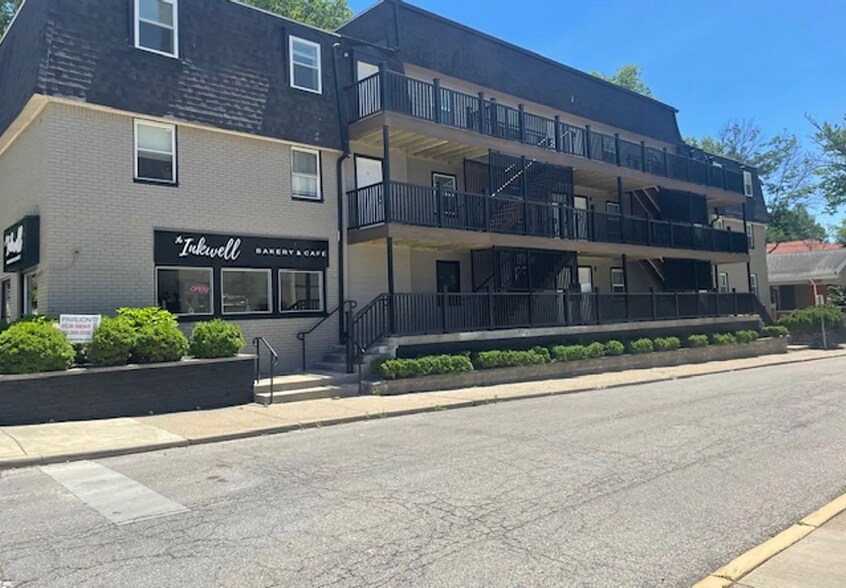 Interior Photo - 401 S Woodlawn Ave
